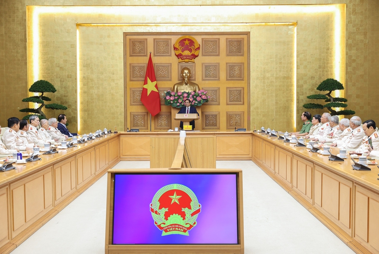 Hình ảnh 3 Thủ tướng Phạm Minh Chính bày tỏ xúc động được gặp lại các cán bộ Công an chi viện chiến trường miền Nam - Ảnh: VGP/Nhật Bắc