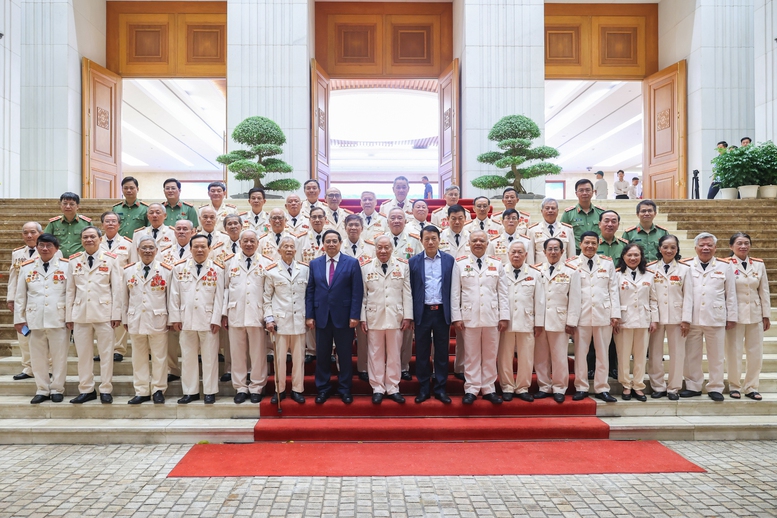 Hình ảnh 8 Thủ tướng chụp ảnh lưu niệm cùng các đại biểu - Ảnh: VGP/Nhật Bắc