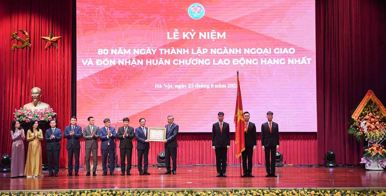 Tổng Bí thư Tô Lâm trao Huân chương Lao động hạng Nhất tặng Bộ Ngoại giao - Ảnh: VGP/Hải Minh