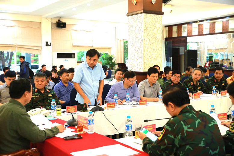Phó Thủ tướng Trần Hồng Hà chủ trì họp chỉ đạo khắc phục hậu quả bão số 5, ứng phó với mưa lũ sau bão- Ảnh 4.