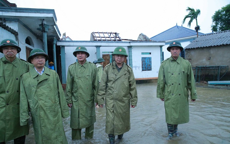 Phó Thủ tướng Trần Hồng Hà kiểm tra công tác giúp nhân dân khắc phục hậu quả bão số 5 tại Hà Tĩnh