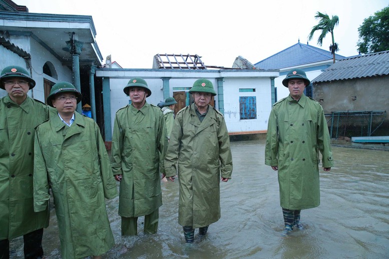 Phó Thủ tướng Trần Hồng Hà kiểm tra công tác giúp nhân dân khắc phục hậu quả bão số 5 tại Hà Tĩnh- Ảnh 1.