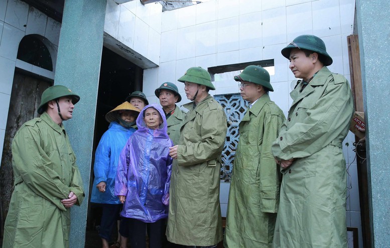 Phó Thủ tướng Trần Hồng Hà kiểm tra công tác giúp nhân dân khắc phục hậu quả bão số 5 tại Hà Tĩnh- Ảnh 2.