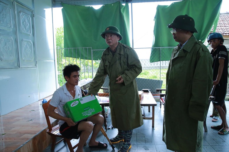 Phó Thủ tướng Trần Hồng Hà kiểm tra công tác giúp nhân dân khắc phục hậu quả bão số 5 tại Hà Tĩnh- Ảnh 4.
