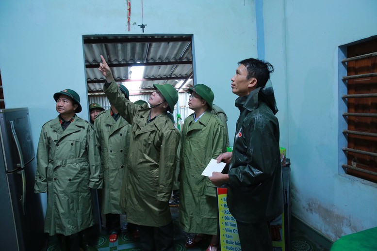Phó Thủ tướng Trần Hồng Hà kiểm tra công tác giúp nhân dân khắc phục hậu quả bão số 5 tại Hà Tĩnh- Ảnh 3.