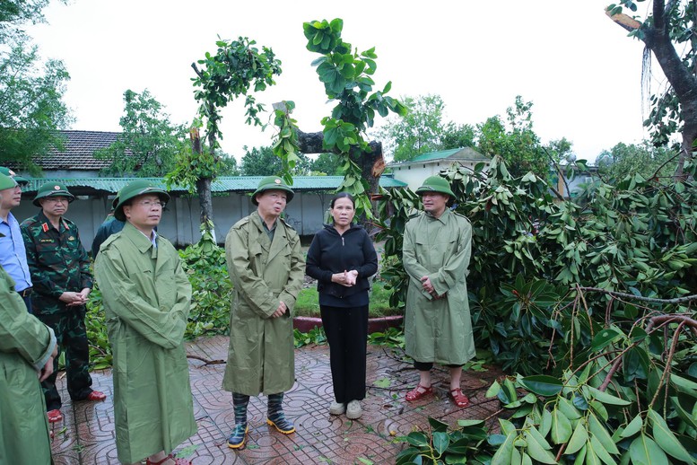 Phó Thủ tướng Trần Hồng Hà kiểm tra công tác giúp nhân dân khắc phục hậu quả bão số 5 tại Hà Tĩnh- Ảnh 5.