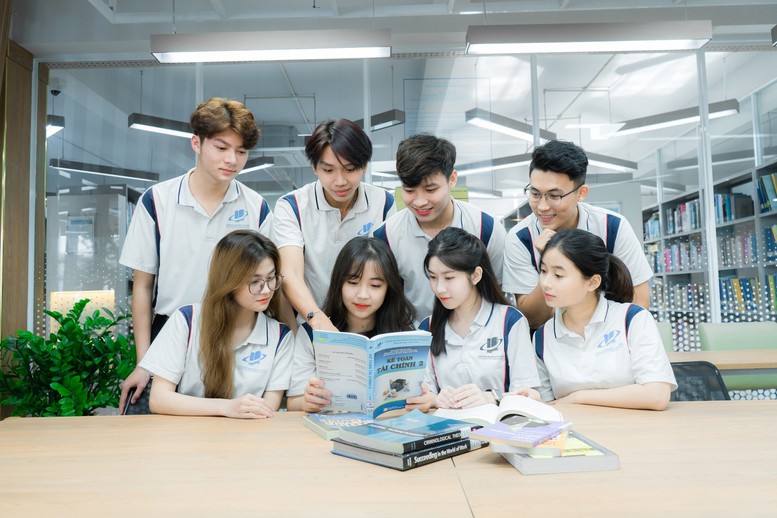 Bộ GD&ĐT tạm hoãn sắp xếp trường đại học, nghề nghiệp để chờ đề án mới- Ảnh 1.