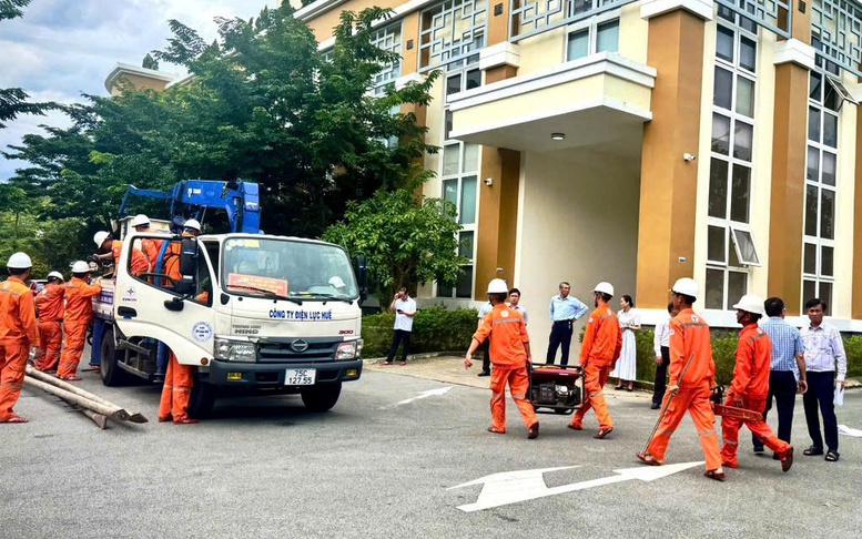 EVNCPC huy động công nhân, kỹ sư hỗ trợ Hà Tĩnh khắc phục lưới điện sau bão số 5