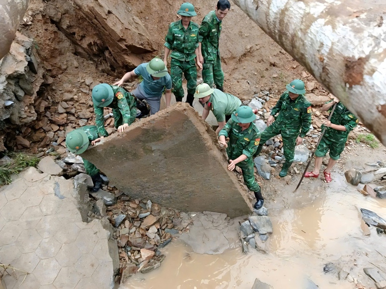 49 vị trí ách tắc, ngập nước trên đường bộ sẽ thông xe trong tối nay- Ảnh 2.