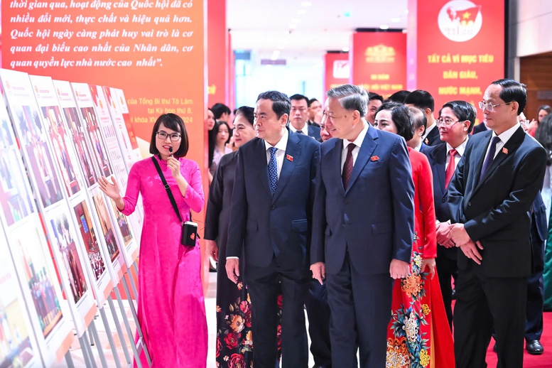 Tổng Bí thư Tô Lâm thăm quan Triển lãm ảnh ‘Quốc hội Việt Nam - 80 năm kế thừa và phát triển- Ảnh 2.