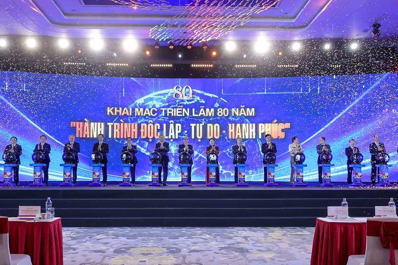 Thủ tướng: Triển lãm 80 năm tôn vinh lịch sử vẻ vang, lan tỏa lòng yêu nước, niềm tự hào, khát vọng vươn mình của dân tộc- Ảnh 2. Các đồng chí lãnh đạo, nguyên lãnh đạo Đảng, Nhà nước thực hiện nghi thức khai mạc Triển lãm