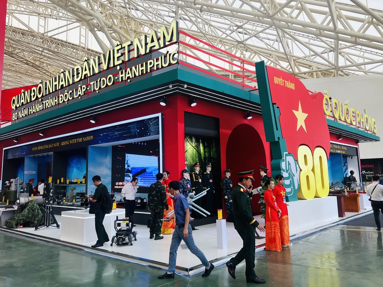 Nhìn lại hành trình 80 năm vẻ vang của QĐND Việt Nam qua Triển lãm Thành tựu đất nước- Ảnh 1.
