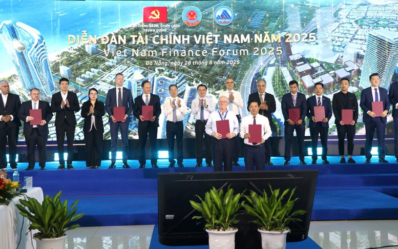 Định vị trung tâm tài chính quốc tế: TPHCM là 'đầu tàu thanh khoản', Đà Nẵng là 'cánh tay nối dài'