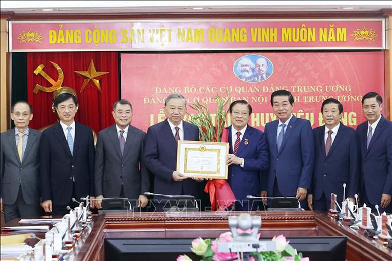 Tổng Bí thư Tô Lâm trao Huy hiệu 45 năm tuổi Đảng tặng đồng chí Phan Đình Trạc- Ảnh 1.