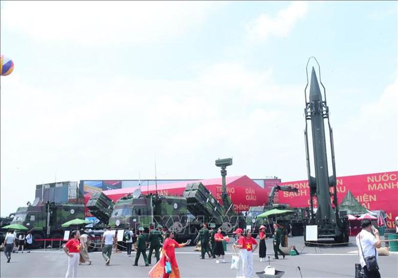 Nhìn lại hành trình 80 năm vẻ vang của QĐND Việt Nam qua Triển lãm Thành tựu đất nước- Ảnh 8.