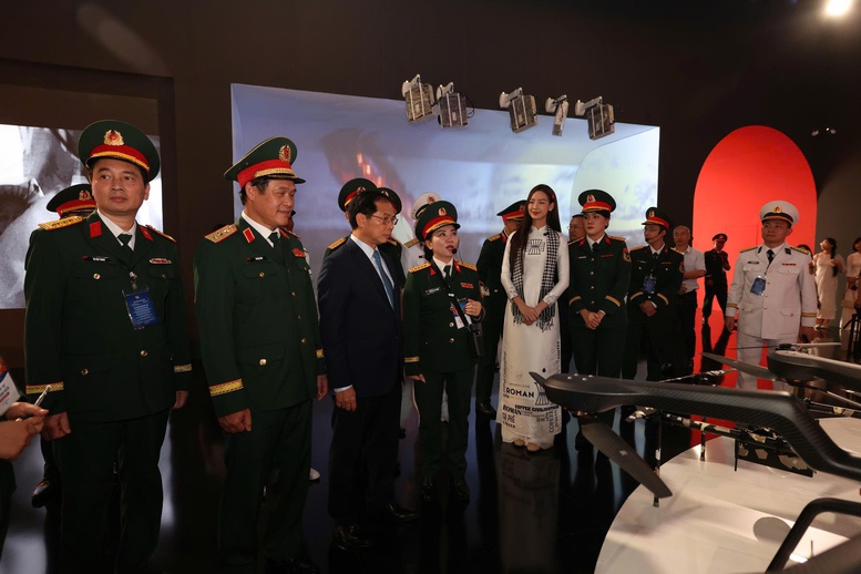 Nhìn lại hành trình 80 năm vẻ vang của QĐND Việt Nam qua Triển lãm Thành tựu đất nước- Ảnh 7.
