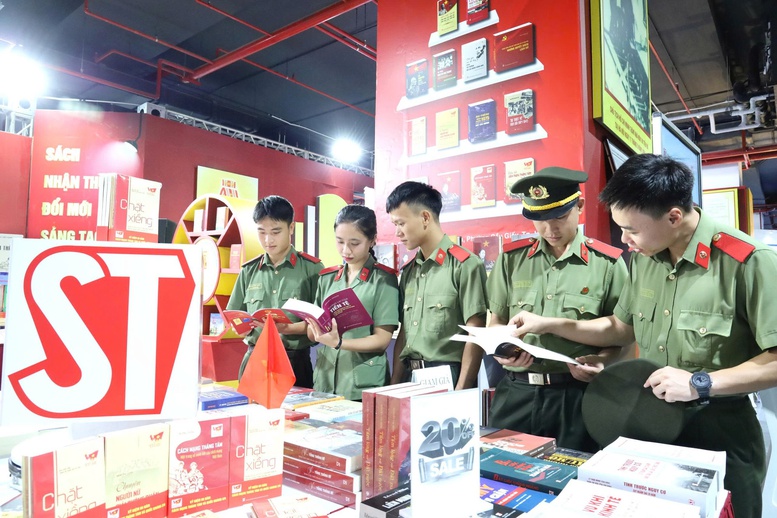 Ra mắt 2 ấn phẩm đặc biệt về Đảng Cộng sản Việt Nam và lực lượng công an- Ảnh 2.