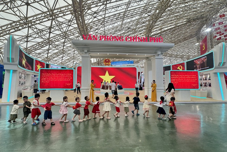 Triển lãm Thành tựu đất nước thu hút đông đảo người dân đến tham quan- Ảnh 1.