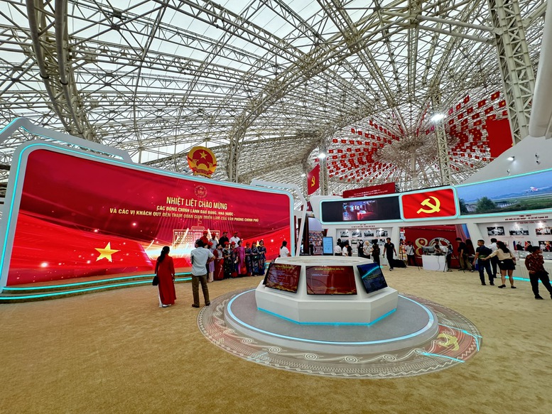 Triển lãm Thành tựu đất nước thu hút đông đảo người dân đến tham quan- Ảnh 2.