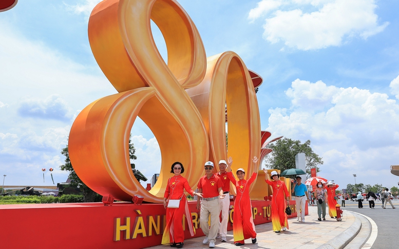 Triển lãm Thành tựu đất nước thu hút đông đảo người dân đến tham quan