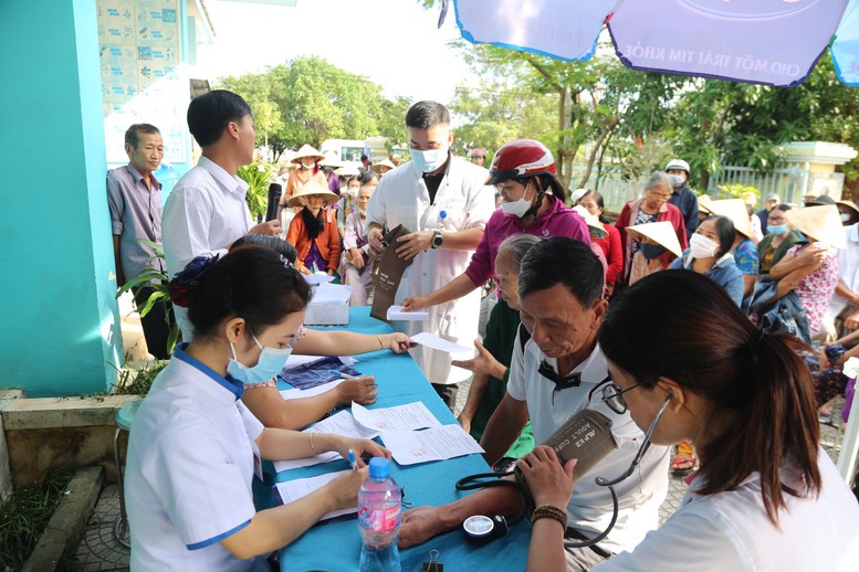 Thủ tướng chỉ đạo khẩn trương khắc phục cơ sở giáo dục, y tế bị thiệt hại do thiên tai- Ảnh 2.