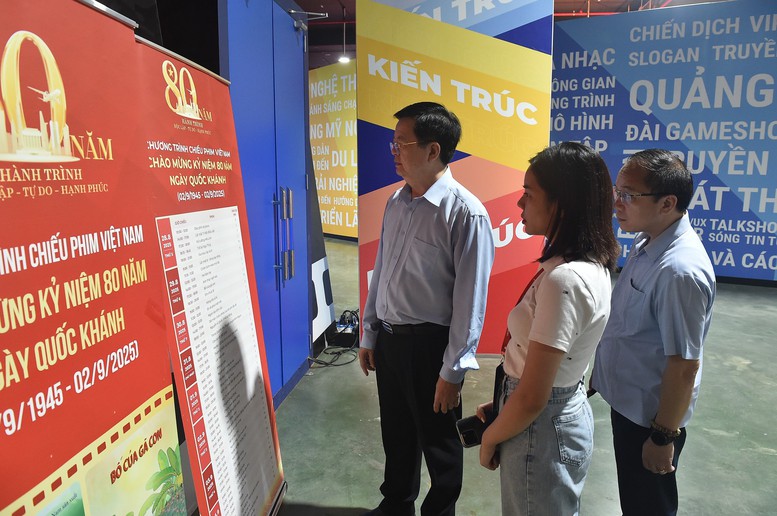 Phó Thủ tướng Mai Văn Chính thị sát các gian hàng tại Triển lãm '80 năm hành trình Độc lập - Tự do - Hạnh phúc'- Ảnh 1.