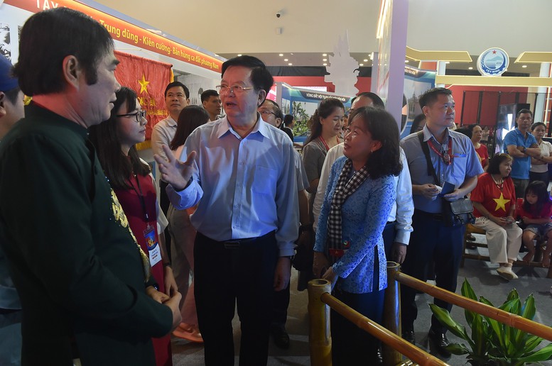 Phó Thủ tướng Mai Văn Chính thị sát các gian hàng tại Triển lãm '80 năm hành trình Độc lập - Tự do - Hạnh phúc'- Ảnh 2.