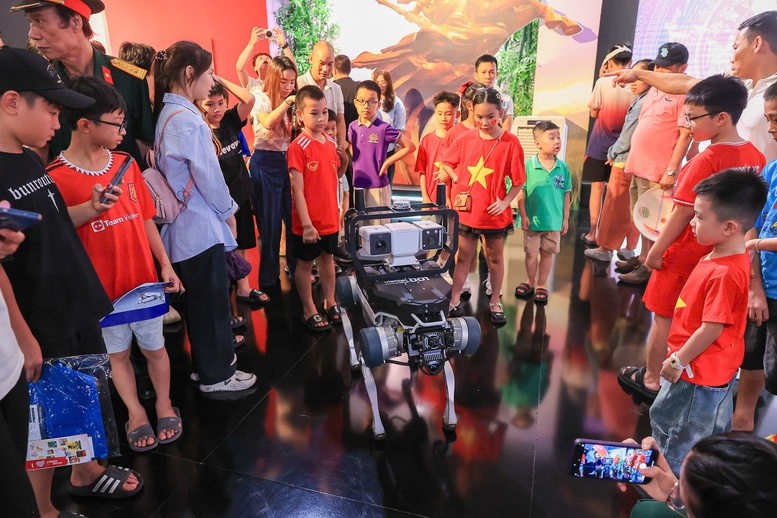Trải nghiệm công nghệ thực tế ảo 'hút' khách tham quan tại khu vực triển lãm của Quân đội- Ảnh 6.