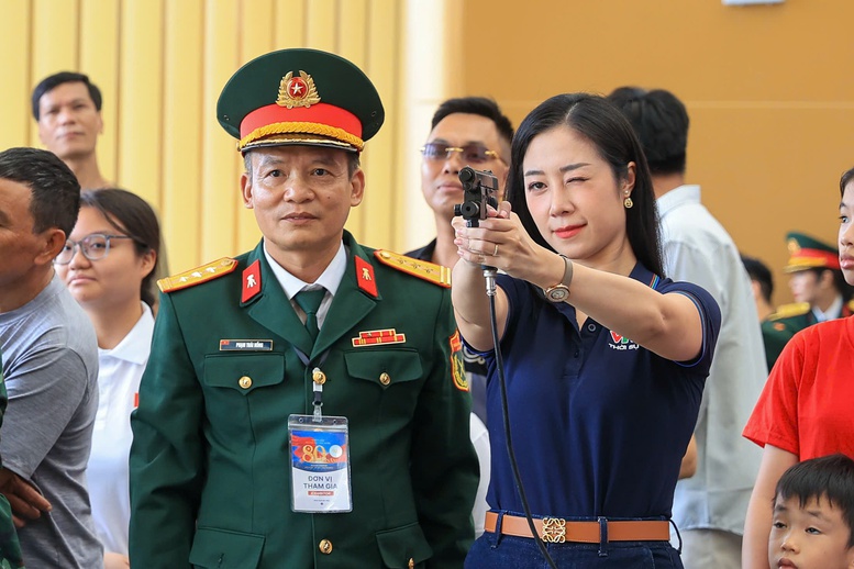 Trải nghiệm công nghệ thực tế ảo 'hút' khách tham quan tại khu vực triển lãm của Quân đội- Ảnh 4.