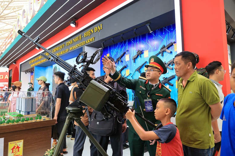 Trải nghiệm công nghệ thực tế ảo 'hút' khách tham quan tại khu vực triển lãm của Quân đội- Ảnh 3.
