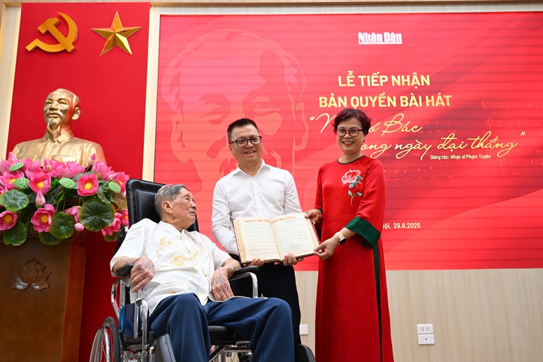 Nhạc sĩ Phạm Tuyên trao tặng bài 'Như có Bác trong ngày đại thắng' cho báo Nhân dân- Ảnh 1.