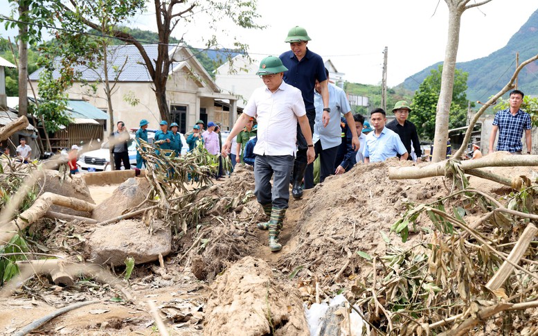 Phó Thủ tướng Lê Thành Long thăm hỏi người dân vùng mưa lũ Sơn La- Ảnh 3.
