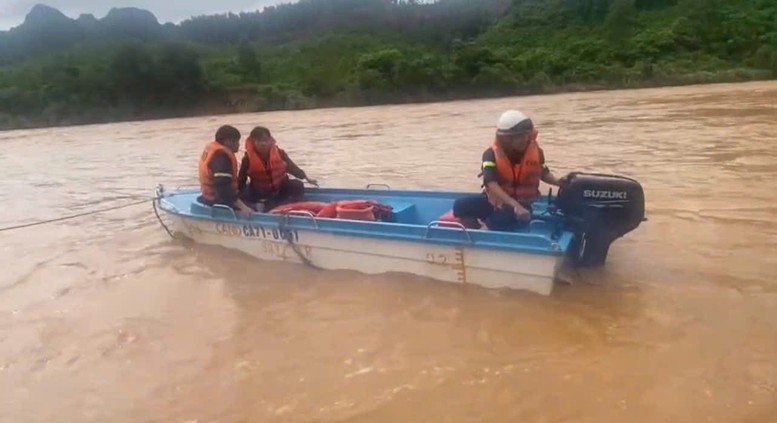 Quảng Trị: Cứu nạn thành công 5 người dân sau 4 giờ vật lộn với dòng lũ xiết- Ảnh 1.