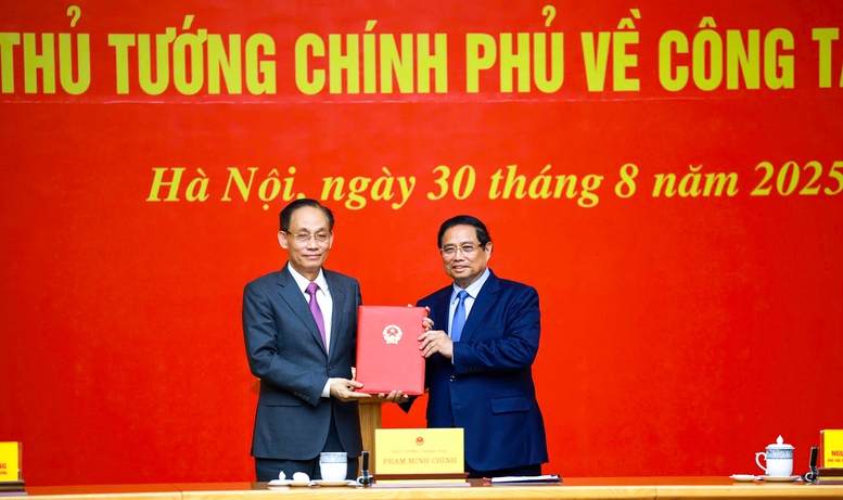 Thủ tướng Phạm Minh Chính trao quyết định giao quyền Bộ trưởng Bộ Ngoại giao- Ảnh 1.