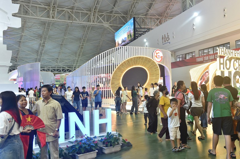 Phó Thủ tướng Mai Văn Chính thị sát các gian hàng tại Triển lãm '80 năm hành trình Độc lập - Tự do - Hạnh phúc'- Ảnh 5.