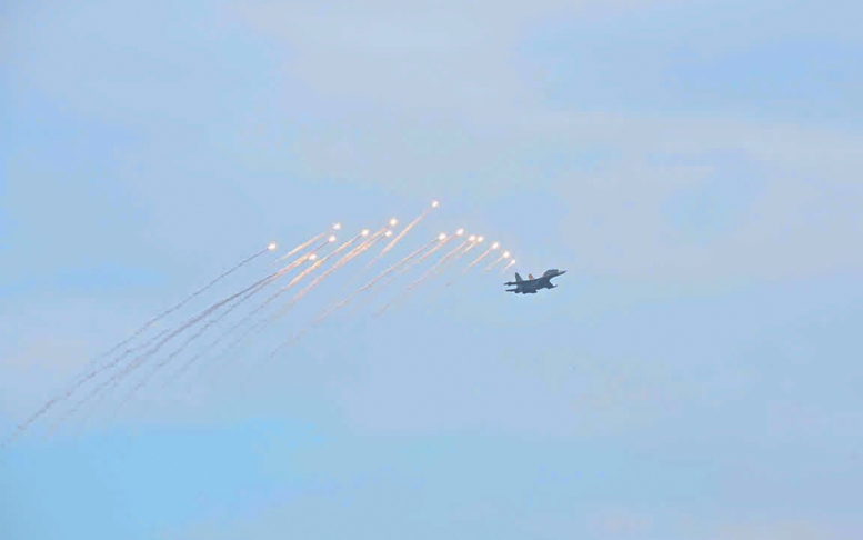 Chùm ảnh: Mãn nhãn màn tiêm kích Su-30MK2 thả đạn nhiễu rực sáng trên bầu trời Thủ đô