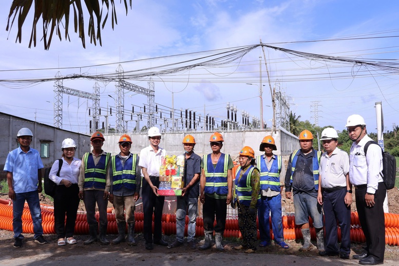 Ngành điện miền Nam làm việc xuyên lễ trên những công trình lưới điện- Ảnh 2.