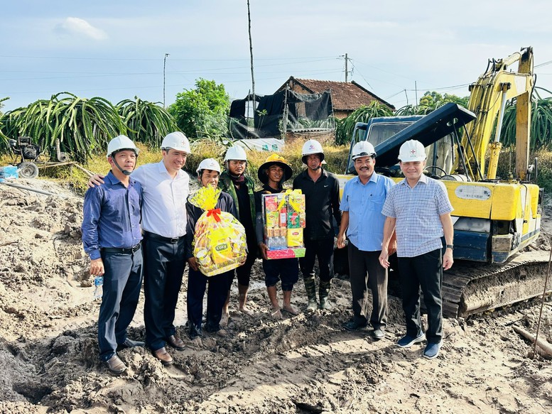 Ngành điện miền Nam làm việc xuyên lễ trên những công trình lưới điện- Ảnh 1.