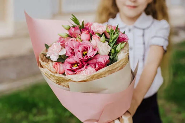 Giáo viên tại Nga chỉ được phép nhận quà tặng tối đa 3.000 ruble- Ảnh 1.
