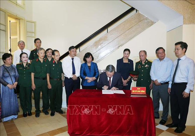 Tổng Bí thư Tô Lâm dâng hương tưởng niệm Chủ tịch Hồ Chí Minh tại Di tích Nhà số 48 Hàng Ngang, Hà Nội- Ảnh 6.