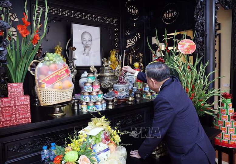 Tổng Bí thư Tô Lâm dâng hương tưởng niệm Chủ tịch Hồ Chí Minh tại Di tích Nhà số 48 Hàng Ngang, Hà Nội- Ảnh 2.