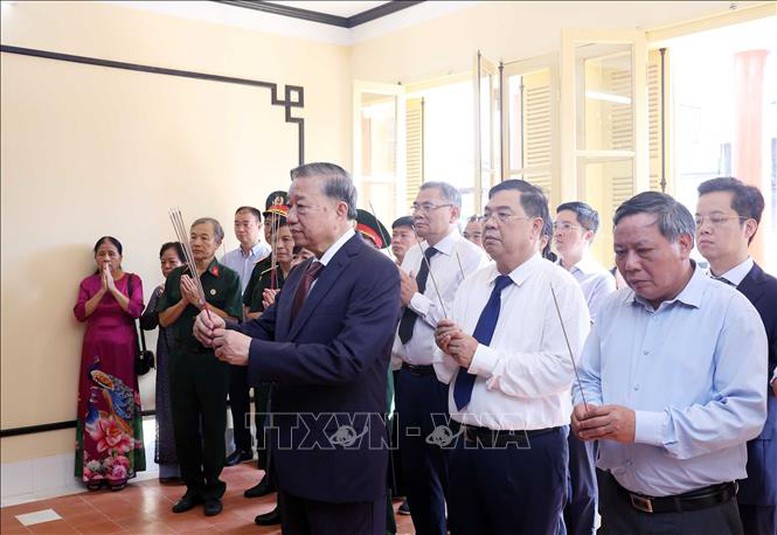 Tổng Bí thư Tô Lâm dâng hương tưởng niệm Chủ tịch Hồ Chí Minh tại Di tích Nhà số 48 Hàng Ngang, Hà Nội- Ảnh 1.