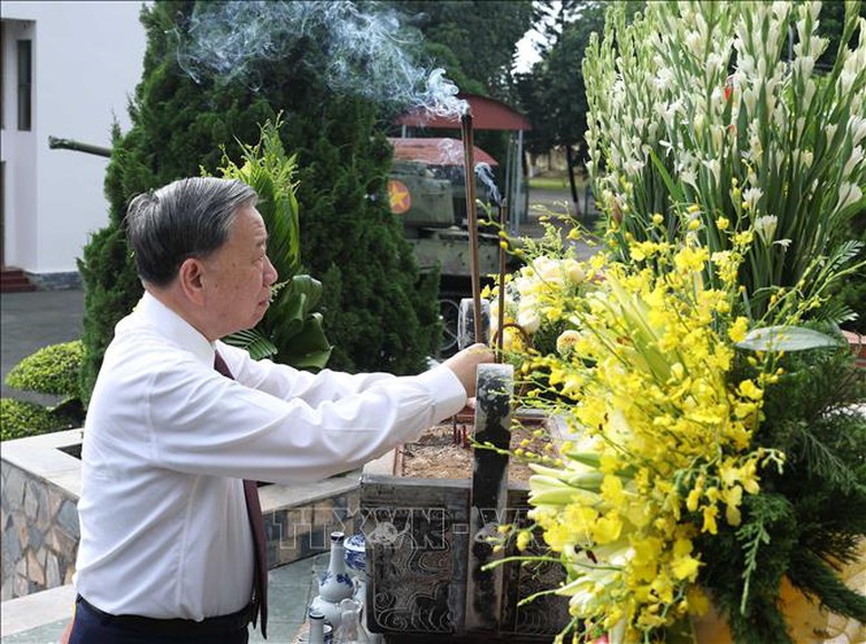 Tổng Bí thư Tô Lâm: Xây dựng Quân đoàn 12 là lực lượng cơ động chiến lược của Quân đội- Ảnh 2. Tổng Bí thư Tô Lâm dâng hương, dâng hoa tưởng niệm các anh hùng liệt sĩ - Ảnh: TTXVN