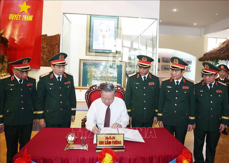 Tổng Bí thư Tô Lâm: Xây dựng Quân đoàn 12 là lực lượng cơ động chiến lược của Quân đội- Ảnh 5. Tổng Bí thư Tô Lâm ghi lưu bút vào Sổ vàng truyền thống của Quân đoàn 12 - Ảnh: TTXVN