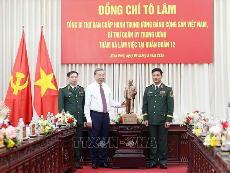 Tổng Bí thư Tô Lâm: Xây dựng Quân đoàn 12 là lực lượng cơ động chiến lược của Quân đội- Ảnh 6. Tổng Bí thư tặng bức tượng Chủ tịch Hồ Chí Minh cho Quân đoàn 12 - Ảnh: TTXVN