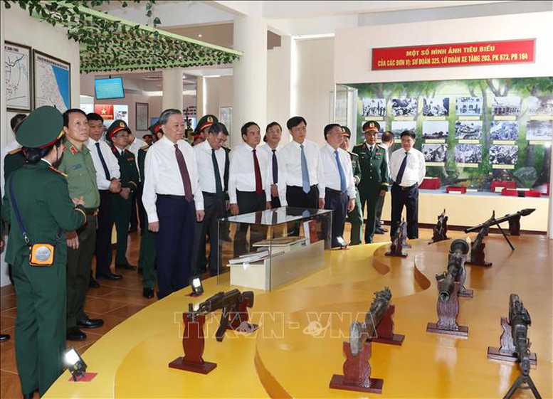 Tổng Bí thư Tô Lâm: Xây dựng Quân đoàn 12 là lực lượng cơ động chiến lược của Quân đội- Ảnh 4. Tổng Bí thư thăm Bảo tàng Quân đoàn 12 - Ảnh: TTXVN