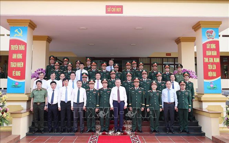 Tổng Bí thư Tô Lâm: Xây dựng Quân đoàn 12 là lực lượng cơ động chiến lược của Quân đội- Ảnh 7. Tổng Bí thư Tô Lâm và các đại biểu với cán bộ, sĩ quan chỉ huy của Quân đoàn 12 - Ảnh: TTXVN