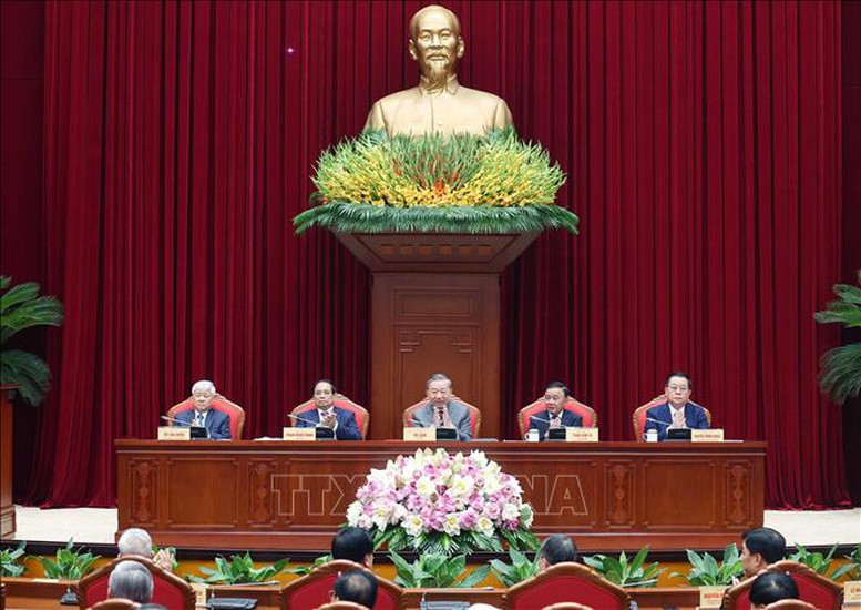 Tổng Bí thư: Trí thức, nhà khoa học, văn nghệ sĩ tiếp tục là lực lượng tiên phong mở đường cho dân tộc tiến lên mạnh mẽ- Ảnh 1. Tổng Bí thư Tô Lâm, Thủ tướng Phạm Minh Chính và các đồng chí lãnh đạo Đảng, Nhà nước chủ trì Hội nghị gặp mặt đại biểu trí thức, nhà khoa học, văn nghệ sĩ - Ảnh: TTXVN