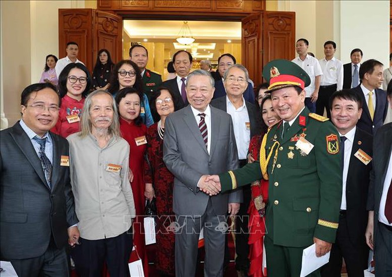 Tổng Bí thư: Trí thức, nhà khoa học, văn nghệ sĩ tiếp tục là lực lượng tiên phong mở đường cho dân tộc tiến lên mạnh mẽ- Ảnh 4. Tổng Bí thư khẳng định, trong lịch sử cách mạng Việt Nam, đội ngũ trí thức, nhà khoa học, văn nghệ sĩ luôn là lực lượng tiên phong trong việc khai sáng dân trí, xây dựng lý luận cách mạng và ứng dụng khoa học kỹ thuật, công nghệ vào thực tiễn - Ảnh: TTXVN
