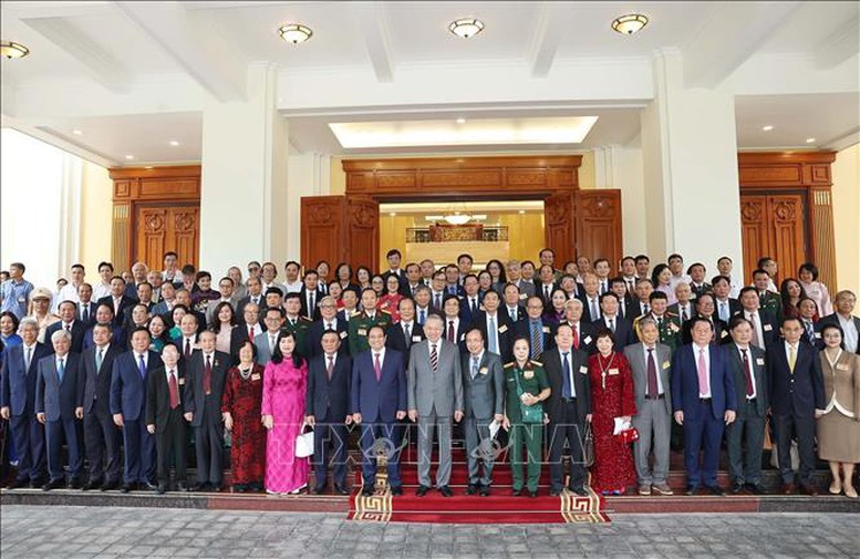 Tổng Bí thư: Trí thức, nhà khoa học, văn nghệ sĩ tiếp tục là lực lượng tiên phong mở đường cho dân tộc tiến lên mạnh mẽ- Ảnh 6. Tổng Bí thư Tô Lâm, Thủ tướng Phạm Minh Chính và các đồng chí lãnh đạo Đảng, Nhà nước chụp ảnh lưu niệm với các đại biểu trí thức, nhà khoa học, văn nghệ sĩ - Ảnh: TTXVN
